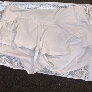 WHITE 2.5 LULU LEMON SPEED UP SHORTS!